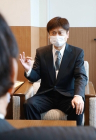 金賞受賞を報告する田治米博貴社長＝朝来市役所