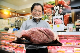 神戸肉枝肉共励会で名誉賞を獲得した但馬牛をＰＲする田丸明人駅長＝道の駅「村岡ファームガーデン」