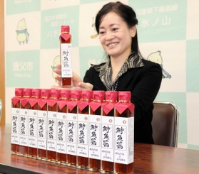日の出ホールディングス食品カンパニー但馬醸造所が開発したハタハタの魚醤＝養父市役所