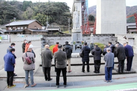 事故現場の慰霊碑前で犠牲者の冥福を祈る＝香美町香住区余部