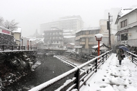 大雪で足元が悪く、人手もまばらな湯村温泉＝３１日午前１１時１５分、新温泉町湯