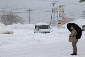 ３０日夜からの降雪で一面が真っ白になった道の駅「神鍋高原」の駐車場＝豊岡市日高町栗栖野