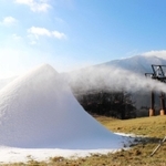 スキー場オープンに向けて人工雪によるゲレンデづくりが進んでいる＝ハチ高原