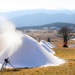 スキー場オープンに向けて人工雪によるゲレンデづくりが進んでいる＝ハチ高原