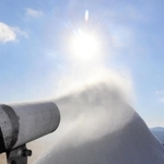 スキー場オープンに向けて人工雪によるゲレンデづくりが進んでいる＝ハチ高原