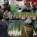 岩津ねぎの販売が解禁された１１月２３日には多くの人が旬の味を求めて手に取った＝道の駅「但馬のまほろば」