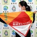 障害に沿った支援を受けやすくする防災スカーフ＝香美町役場本庁舎