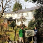 神鍋山登山口に近い「ペンション・マウントクック」の菱沼正信さん、直子さん＝豊岡市日高町東河内