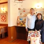 パッチワーク作品が並ぶ「ペンションのんきパパの鳥図鑑」のリビング＝豊岡市日高町栗栖野