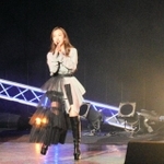 板野友美さん（中央）とパフォーマンスする「ハンドサイン」の２人＝豊岡市民会館