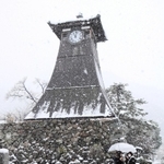 雪が降る中、出石城下町を散策する観光客＝豊岡市出石町内町