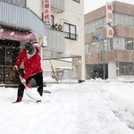 除雪作業に追われる住民＝豊岡市泉町