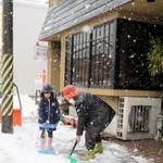 除雪作業に追われる住民＝豊岡市泉町