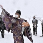 雪が降りしきる中、安全を願ってはらい清める神職ら＝万場スキー場