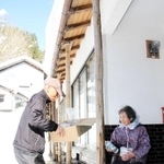 和佐父地区の区長から食料を受け取る高齢者＝香美町村岡区入江