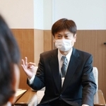 金賞受賞を報告する田治米博貴社長＝朝来市役所