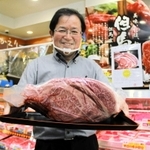 神戸肉枝肉共励会で名誉賞を獲得した但馬牛をＰＲする田丸明人駅長＝道の駅「村岡ファームガーデン」