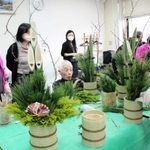 「ミニ門松」を仕上げる豊岡市商工会の会員＝豊岡市日高町祢布