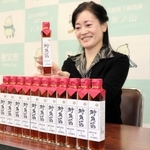 日の出ホールディングス食品カンパニー但馬醸造所が開発したハタハタの魚醤＝養父市役所