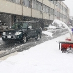 除雪機で歩道の雪をよける男性＝朝来市和田山町寺谷