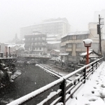 大雪で足元が悪く、人手もまばらな湯村温泉＝３１日午前１１時１５分、新温泉町湯