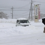 ３０日夜からの降雪で一面が真っ白になった道の駅「神鍋高原」の駐車場＝豊岡市日高町栗栖野