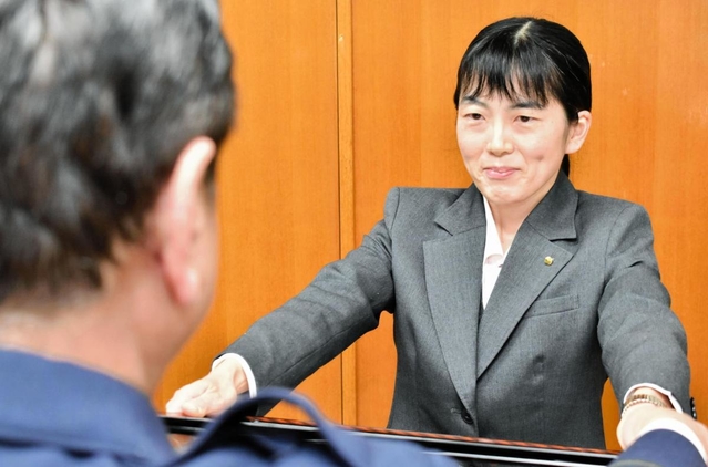 寺道一彦署長から感謝状を贈られた長野雅子さん＝豊岡南署