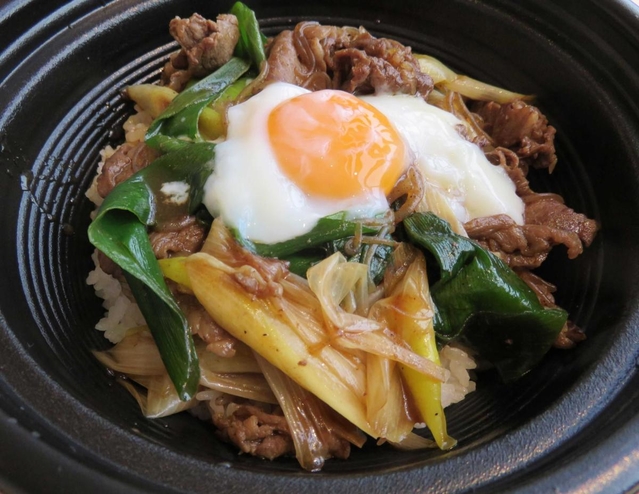 岩津ねぎ但馬牛すき焼き丼（フレッシュあさご提供）