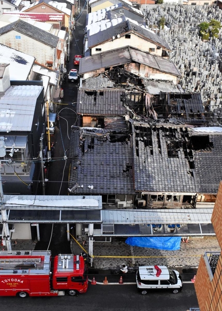 手前の民家から延焼し、計７棟が焼けた火災跡＝豊岡市中央町