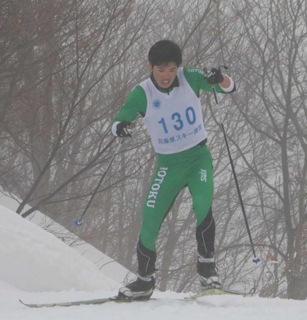 高校男子クロスカントリーのフリー１０キロでゴールする尾上大悟選手＝おじろスキー場