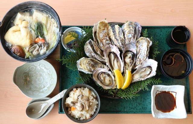 蒸しがきや小鍋が付いた「牡蠣ざんまい定食」＝山城の郷