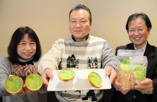 香住産のナシを使った「香住梨ジェラート」とコンポートをＰＲする（右から）田丸明人さん、北村栄三郎さん、シズ子さん＝道の駅「村岡ファームガーデン」