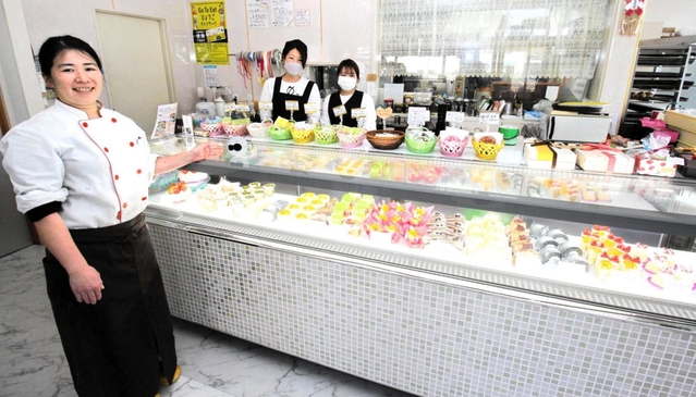 新調したケースで２月から生洋菓子の陳列状況を映像配信するカフェ「プラージュ」＝香美町香住区七日市