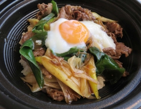 岩津ねぎ但馬牛すき焼き丼（フレッシュあさご提供）