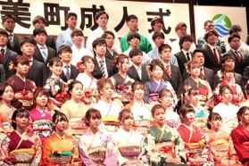 式典の最後にマスクを外して記念撮影する新成人＝香美町香住区香住