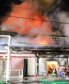 炎を上げて燃える民家＝１３日午後６時３６分、豊岡市中央町