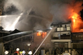 裏側にあたる来迎寺の敷地内からも放水が行われた＝１３日午後８時４３分、豊岡市中央町