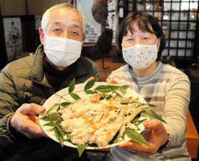 ハタハタのなれずしを販売する田中勝英さん（左）と真智子さん＝道の駅「あゆの里矢田川」
