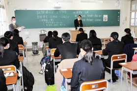 大学入学共通テストの開始を待つ受験生＝豊岡高