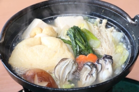 「牡蠣ざんまい定食」で提供されるカキ入りの小鍋＝山城の郷