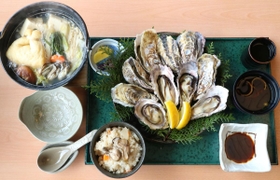 蒸しがきや小鍋が付いた「牡蠣ざんまい定食」＝山城の郷