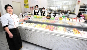 新調したケースで２月から生洋菓子の陳列状況を映像配信するカフェ「プラージュ」＝香美町香住区七日市