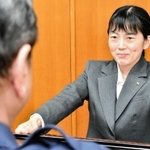 寺道一彦署長から感謝状を贈られた長野雅子さん＝豊岡南署