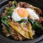 岩津ねぎ但馬牛すき焼き丼（フレッシュあさご提供）
