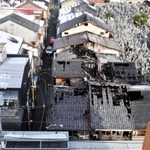 手前の民家から延焼し、計７棟が焼けた火災跡＝豊岡市中央町