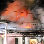 炎を上げて燃える民家＝１３日午後６時３６分、豊岡市中央町