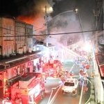 消防車両などが駆け付け、通行止めになった大開通＝１３日午後６時３７分、豊岡市中央町