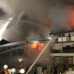 裏側にあたる来迎寺の敷地内からも放水が行われた＝１３日午後８時４３分、豊岡市中央町