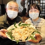 ハタハタのなれずしを販売する田中勝英さん（左）と真智子さん＝道の駅「あゆの里矢田川」