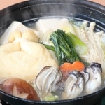 「牡蠣ざんまい定食」で提供されるカキ入りの小鍋＝山城の郷